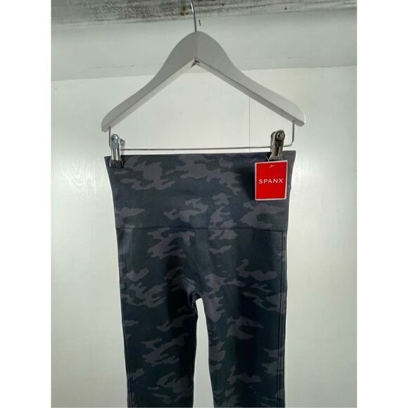 Spanx NWT Look at me Now Black Camo Leggings Size M - Picture 3 of 10